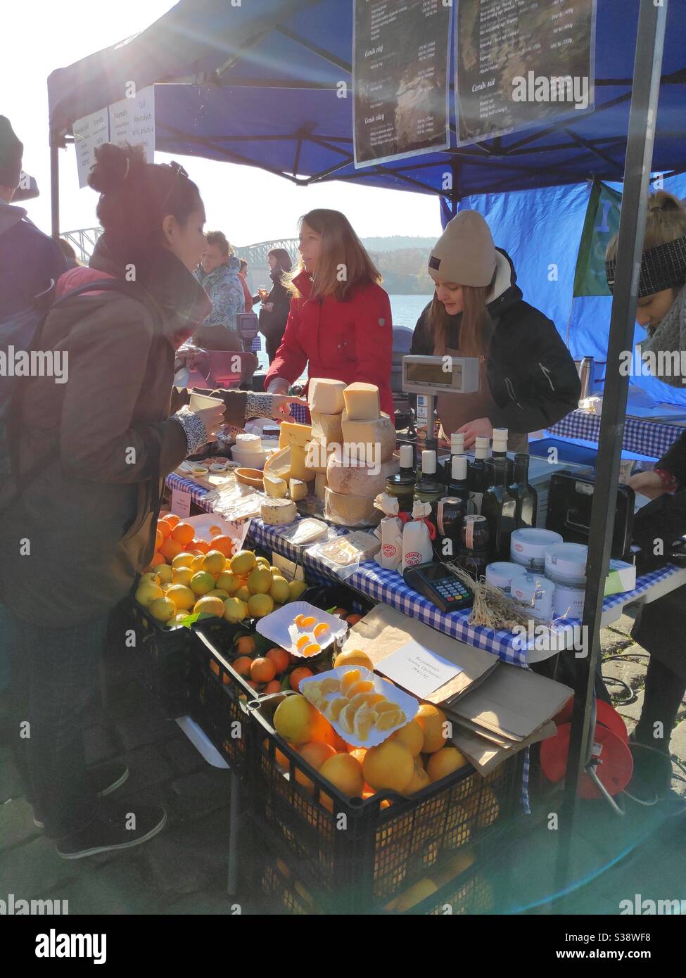 Vendita di formaggi e frutta a Praga mercato settimanale in ceco Repubblica Foto Stock