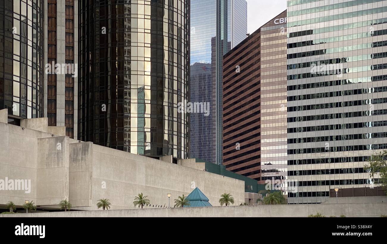 LOS ANGELES, CA, GIU 2020: Gli edifici alti riempiono la cornice con un piccolo dettaglio di palme nella parte inferiore del paesaggio urbano del centro - Immagine stock catturata con smartphone