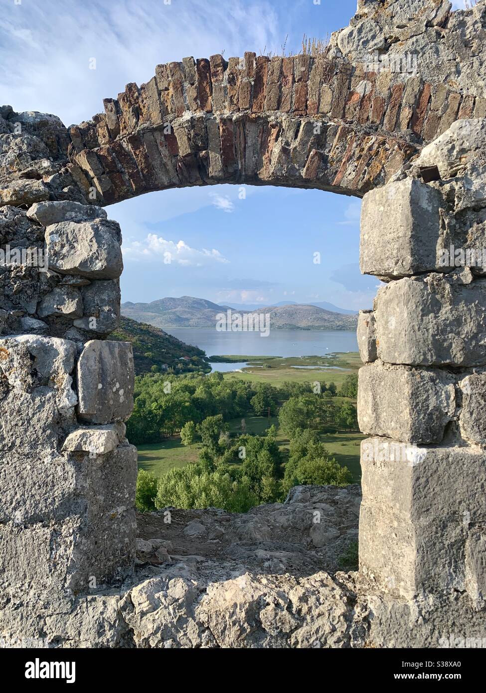 Vista dalla finestra in pietra sulla fortezza di Besac - Immagine stock catturata con smartphone