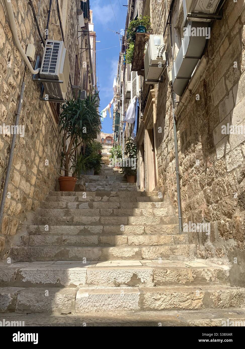 Scalini di pietra nella città vecchia di Dubrovnik - Immagine stock catturata con smartphone