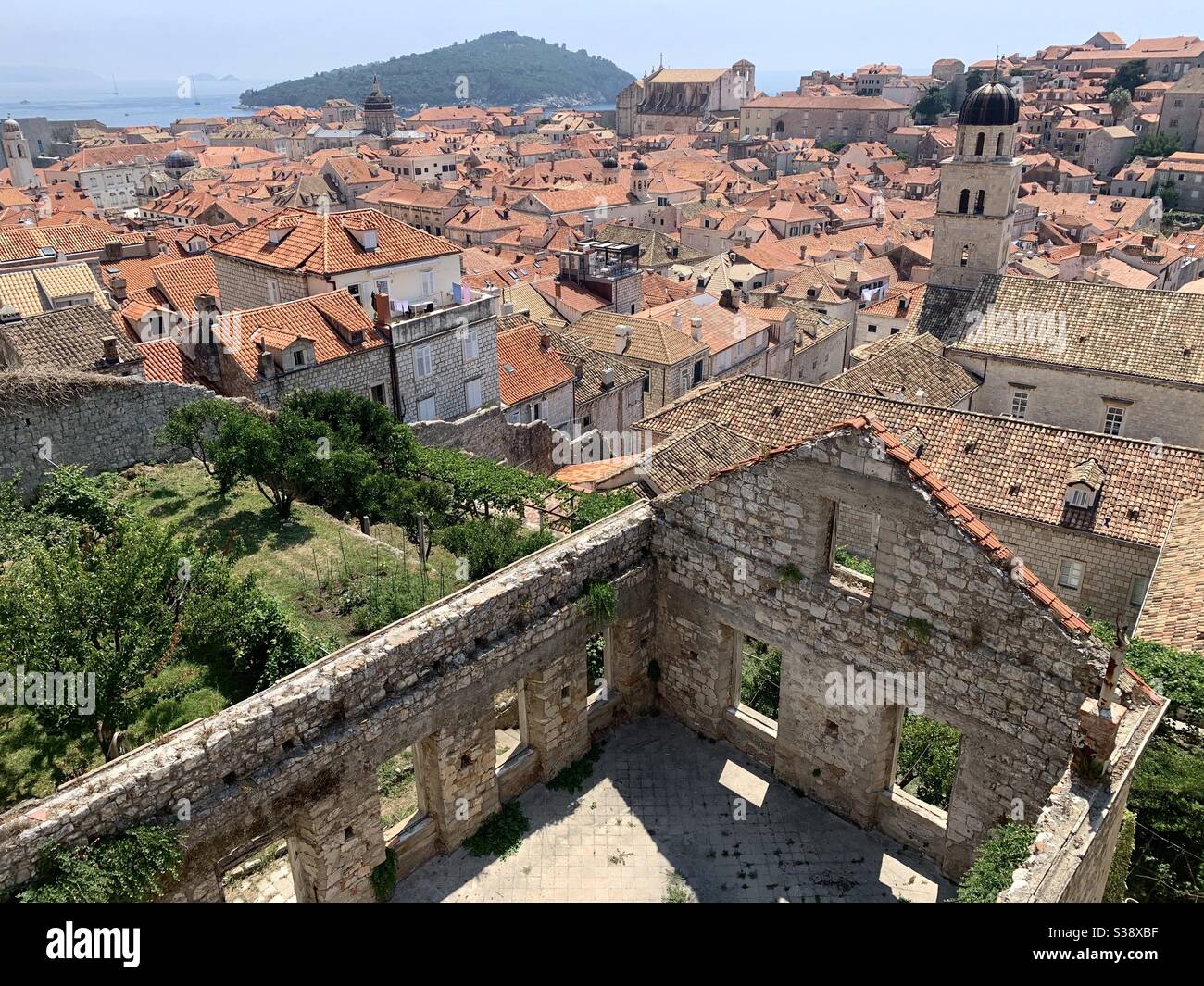 Vista sulle rovine e sui tetti di Dubrovnik Foto Stock