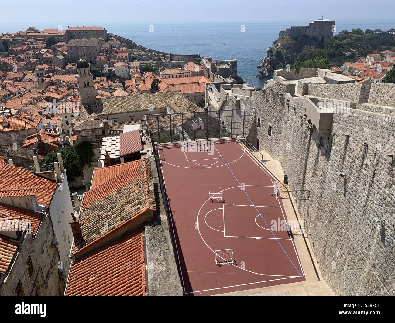 Campo sportivo nella città vecchia - Immagine stock catturata con smartphone
