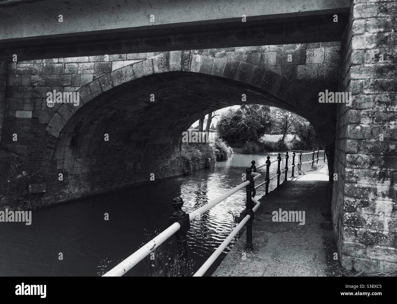 Ponte sul canale a Bradford su Avon, Regno Unito, che mostra canale, ponte e sentiero Foto Stock