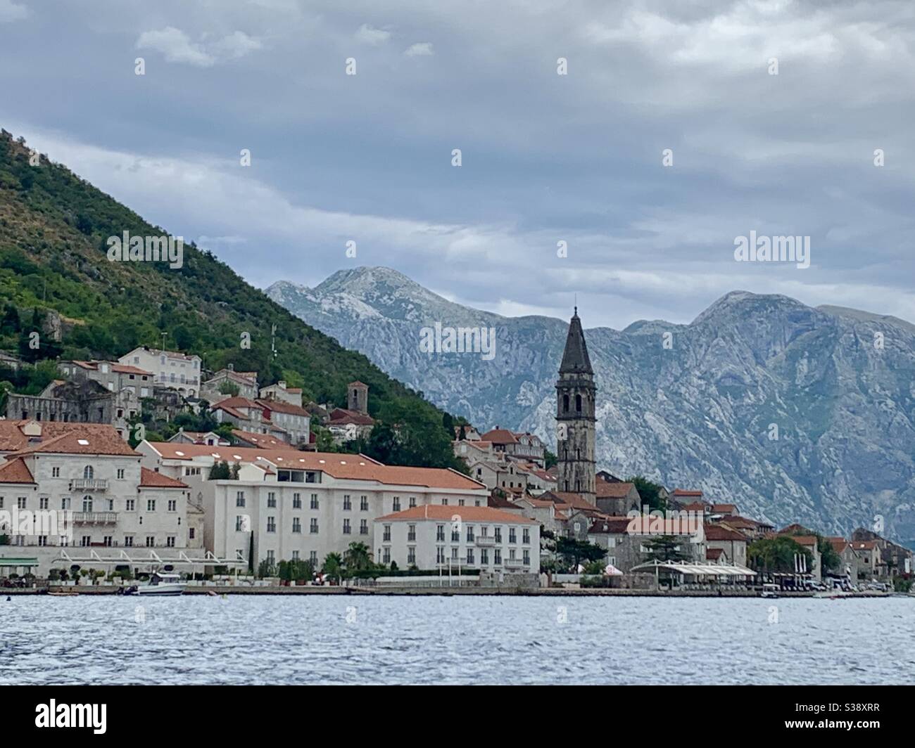 Vista di Perast dall'acqua - Immagine stock catturata con smartphone