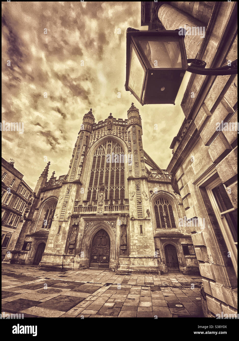 Un'immagine creativa, effetto seppia di Bath Abbey e l'area fuori dalle Terme Romane, nella città di Bath, Inghilterra meridionale, Regno Unito. Una destinazione turistica famosa in tutto il mondo. Credito fotografico©️ COLIN HOSKINS. Foto Stock
