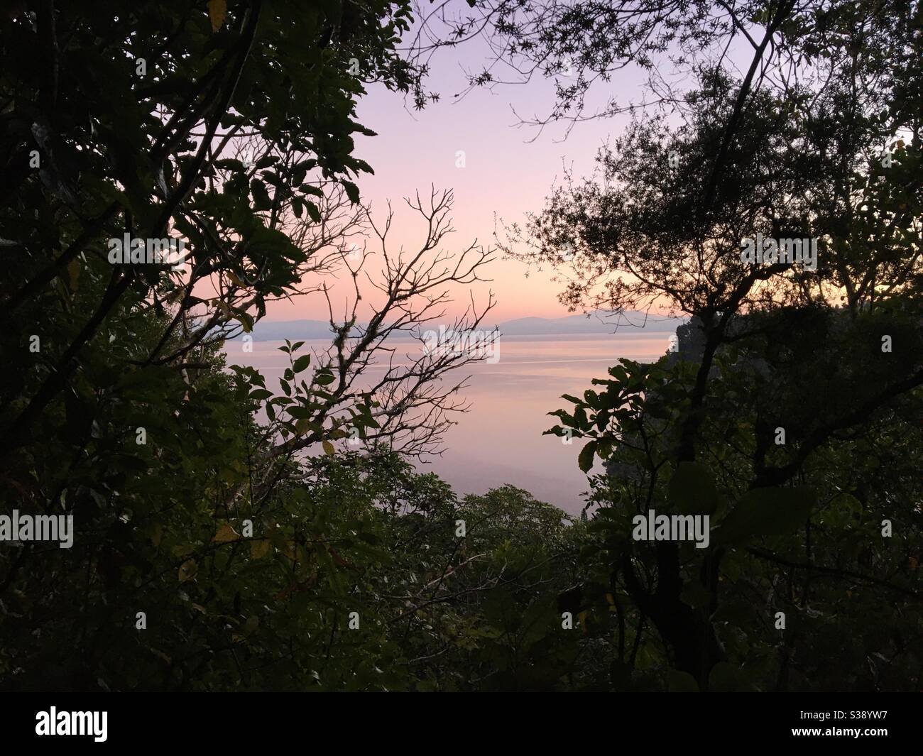 Lago di tramonto - Immagine stock catturata con smartphone