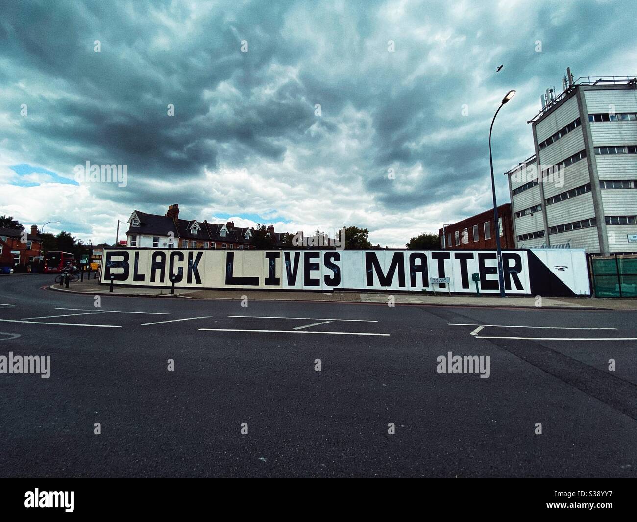 Black Lives materia scritta su un muro in Forest Hill Nel luglio 2020 in Inghilterra - Immagine stock catturata con smartphone