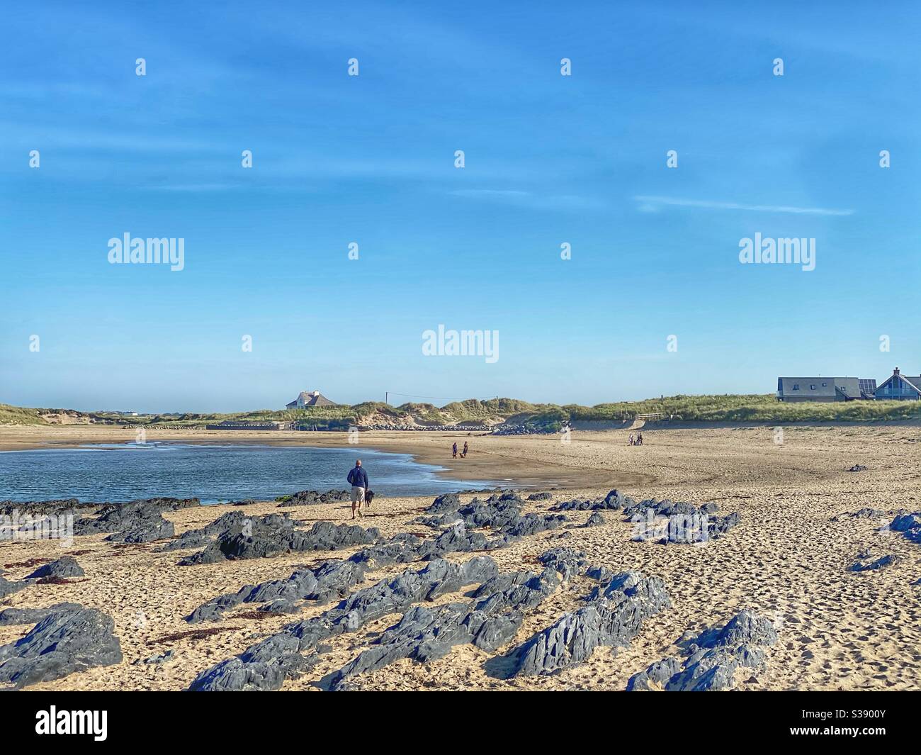 Traeth Crigyll in una mattinata soleggiata in agosto, le persone che camminano i loro cani, Rhosneigr, Anglesey, galles del nord - Immagine stock catturata con smartphone