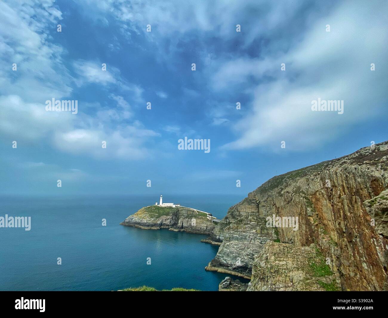 Vista grandangolare, composizione del paesaggio, faro a pila sud, Holyhead, Anglesey, galles del nord, spazio di testo Foto Stock