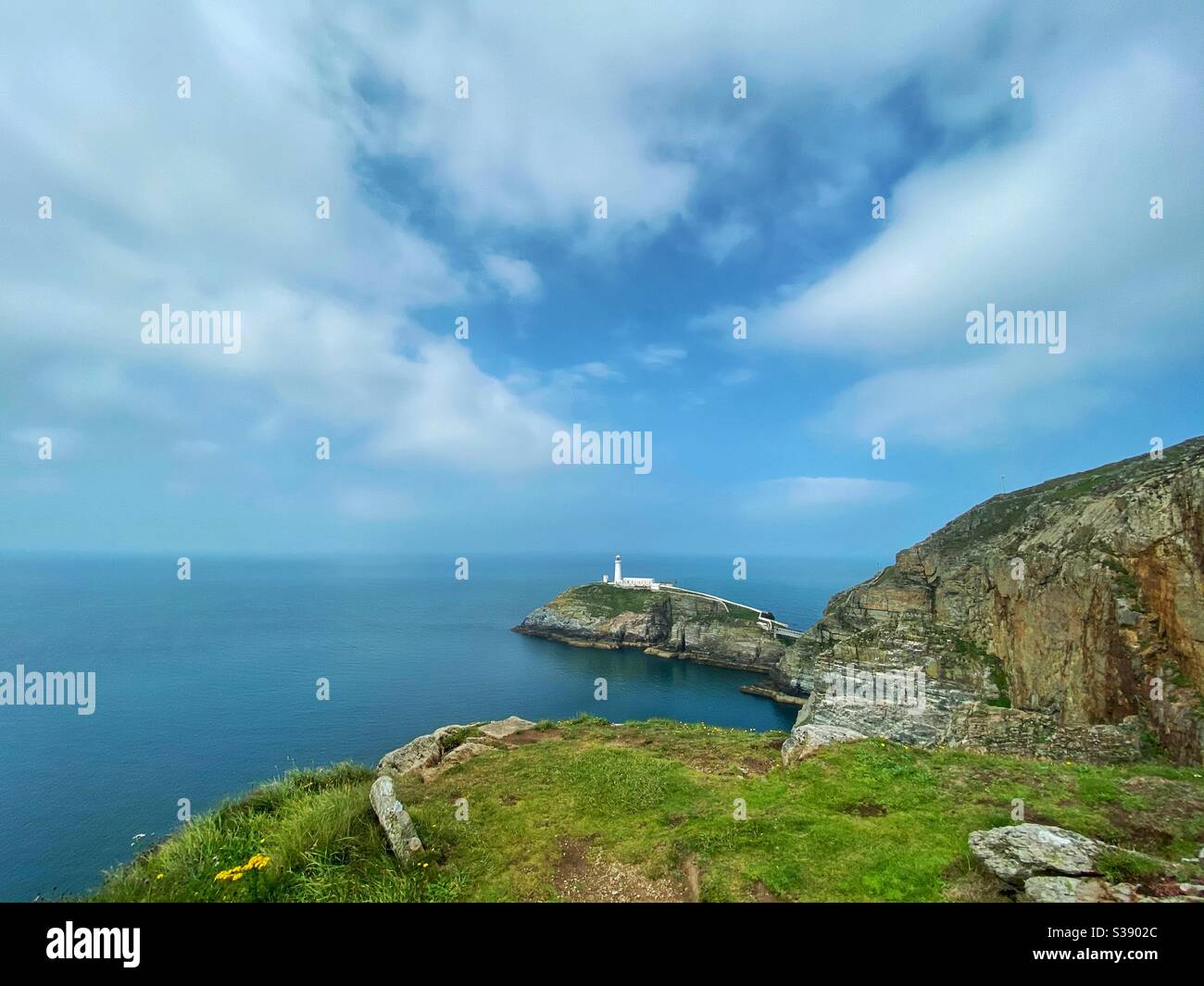 Vista molto grandangolare dalla terraferma del faro di South Stack, composizione del paesaggio, spazio di testo, Holyhead, Anglesey, galles del nord Foto Stock