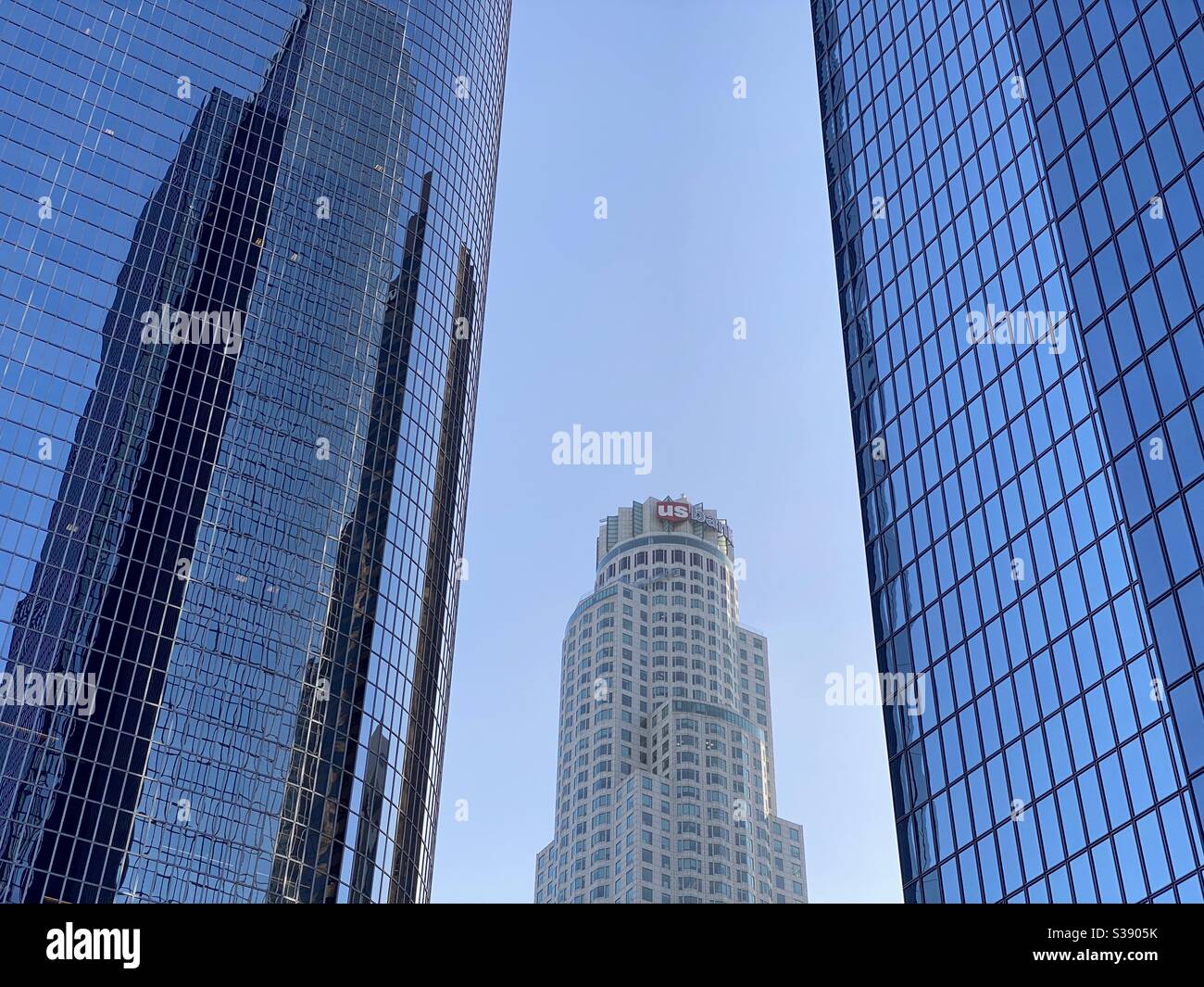 LOS ANGELES, CA, GIU 2020: US Bank Tower vista tra altri due grattacieli a California Plaza nel quartiere finanziario, Downtown - Immagine stock catturata con smartphone