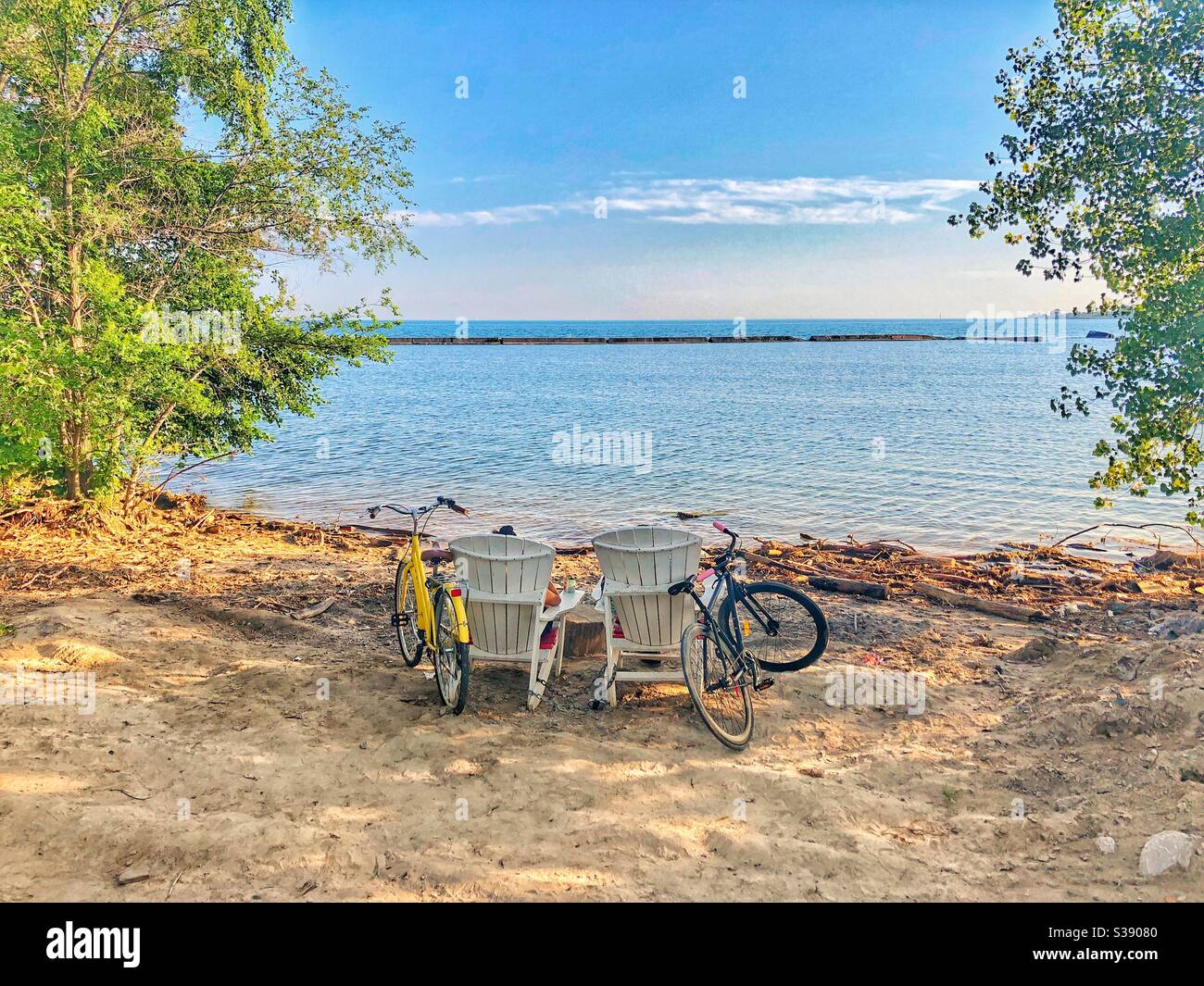 Una coppia di relax sulla Sunnyside Beach a Toronto, Ontario, Canada. Foto Stock