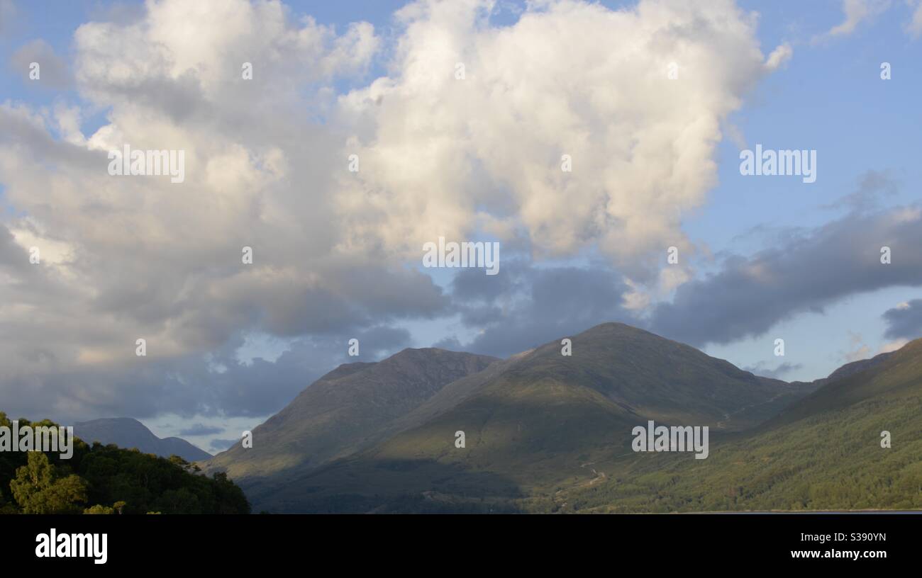 Nuvole sopra le montagne Foto Stock