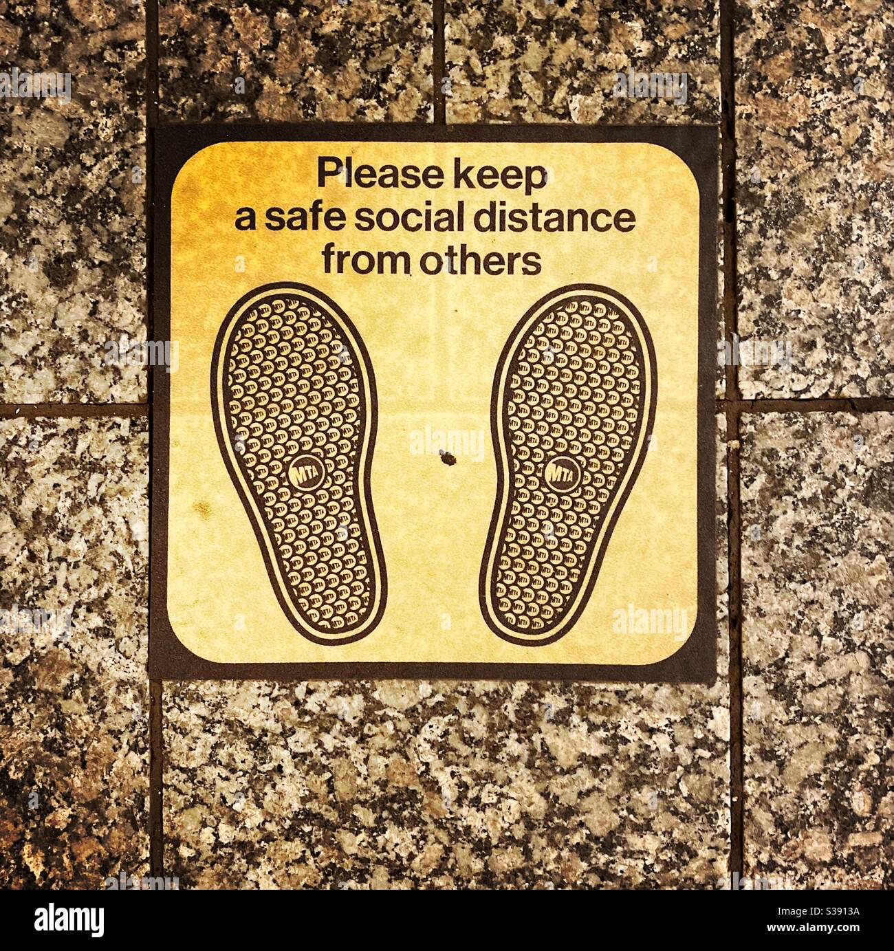 Segnaletica sociale di distanza della piattaforma metropolitana di NYC. Foto Stock