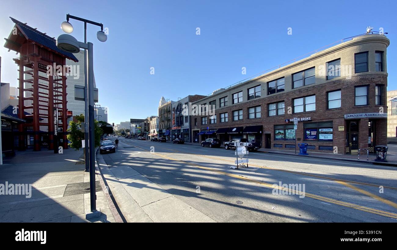 LOS ANGELES, CA, GIU 2020: Vista grandangolare della strada accanto al Japanese Village Plaza a Little Tokyo, Downtown, tardo pomeriggio. - Immagine stock catturata con smartphone