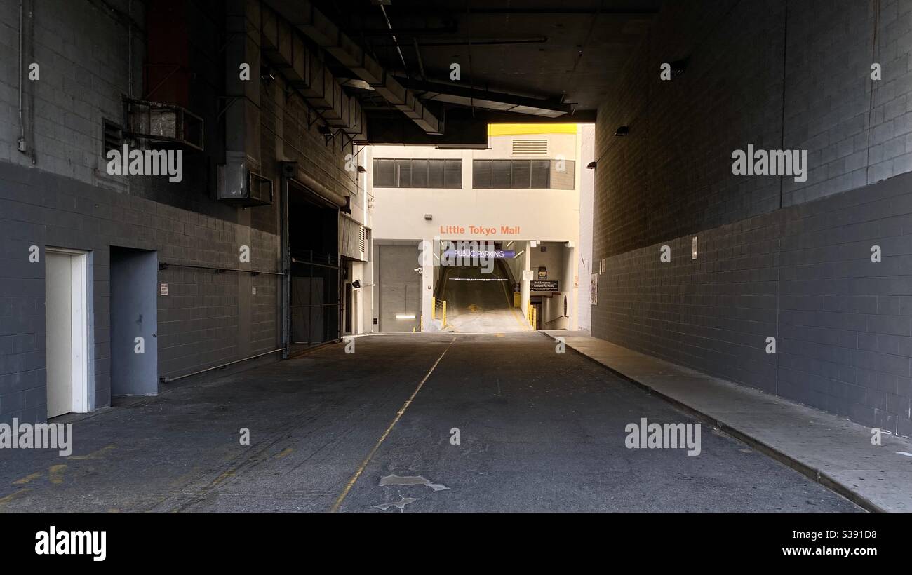LOS ANGELES, CA, GIU 2020: Ingresso al parcheggio alla fine di un vicolo buio a Little Tokyo, Downtown - Immagine stock catturata con smartphone