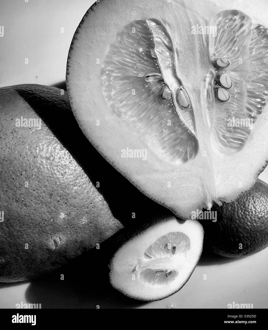 Foto monocromatica di pomelo a fette. Foto Stock