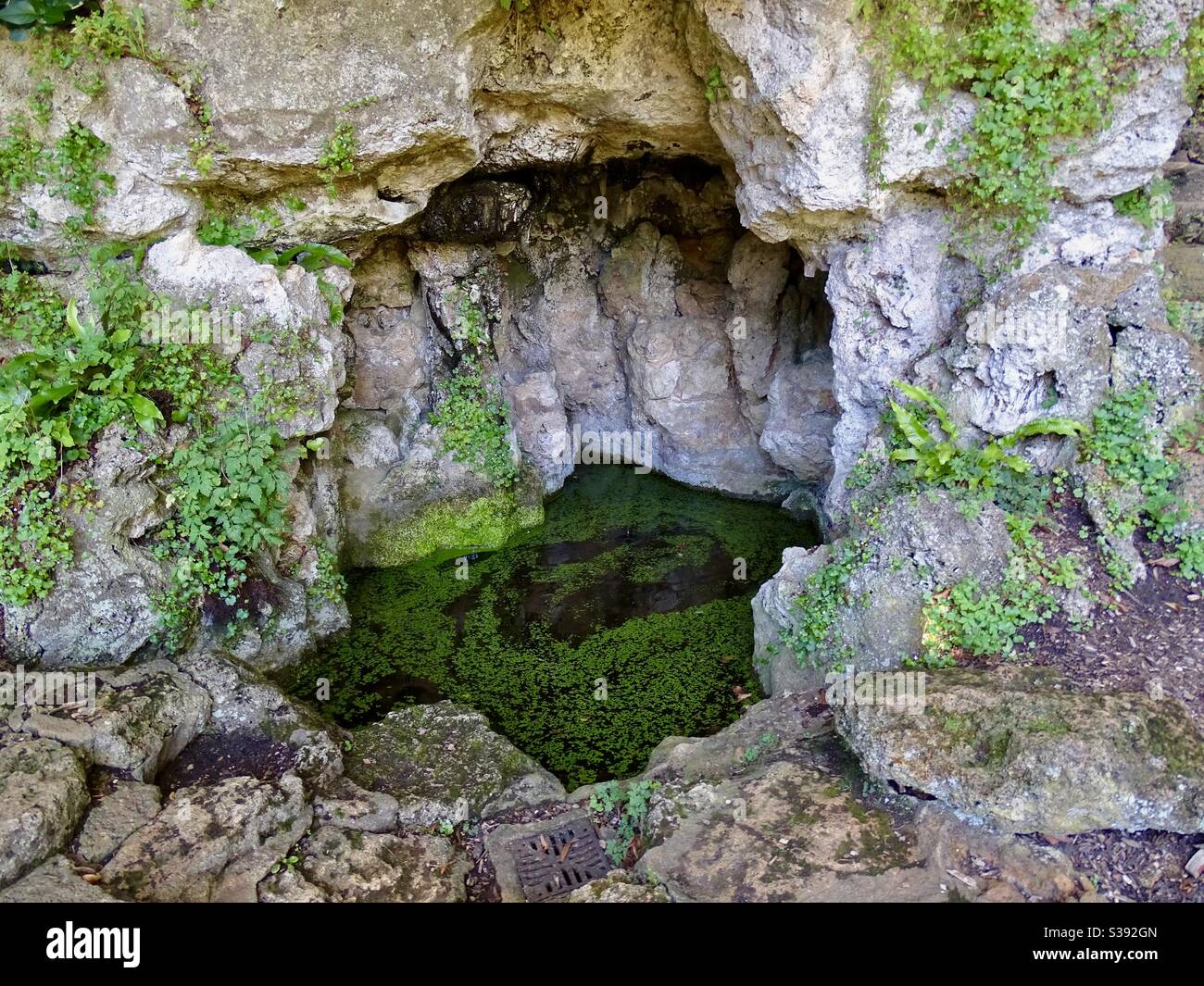 Piccola grotta in Inghilterra piena d'acqua Foto Stock