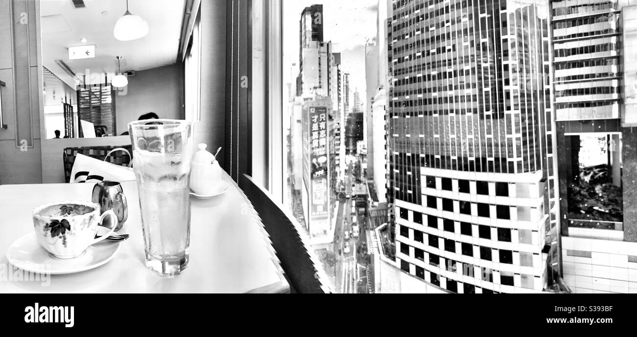 Una tazza di caffè in una caffetteria che si affaccia su Hennessy Road a Causeway Bay, Hong Kong. Foto Stock
