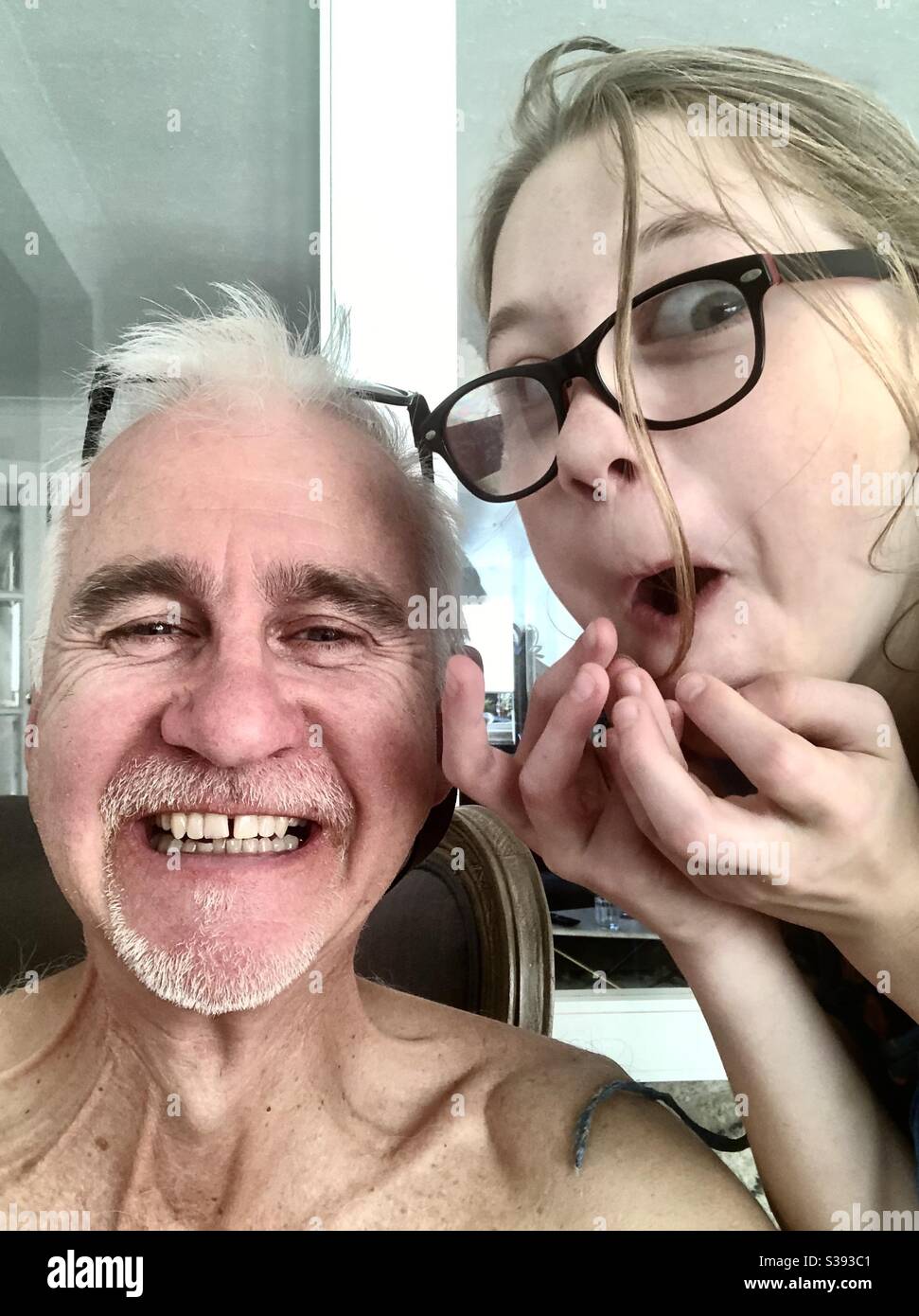 Simpatico selfie di papà e figlia - Immagine stock catturata con smartphone