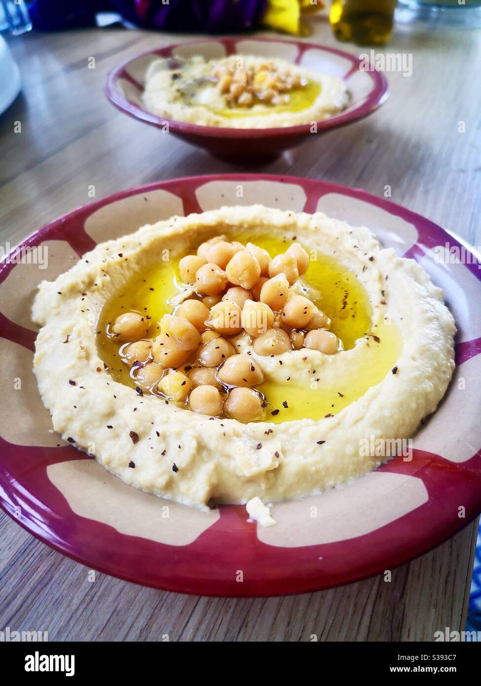 Hummus libanese in una tradizionale ciotola hummus. Foto Stock