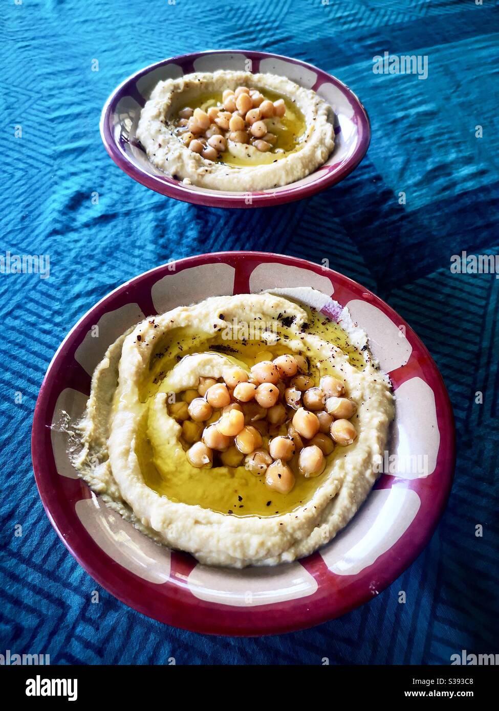 Una ciotola di hummus libanese. Foto Stock