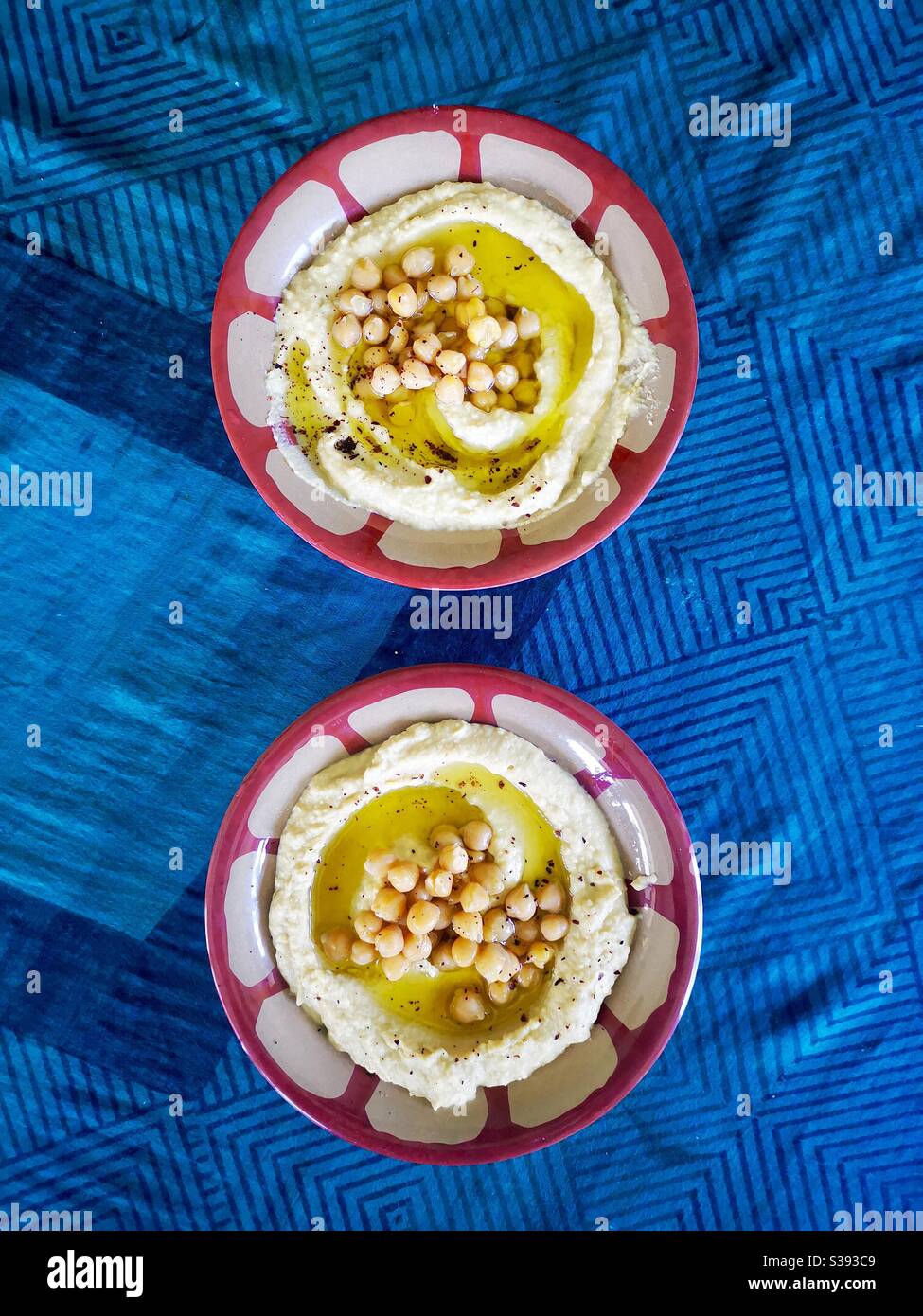 Ciotole di hummus libanese. Foto Stock