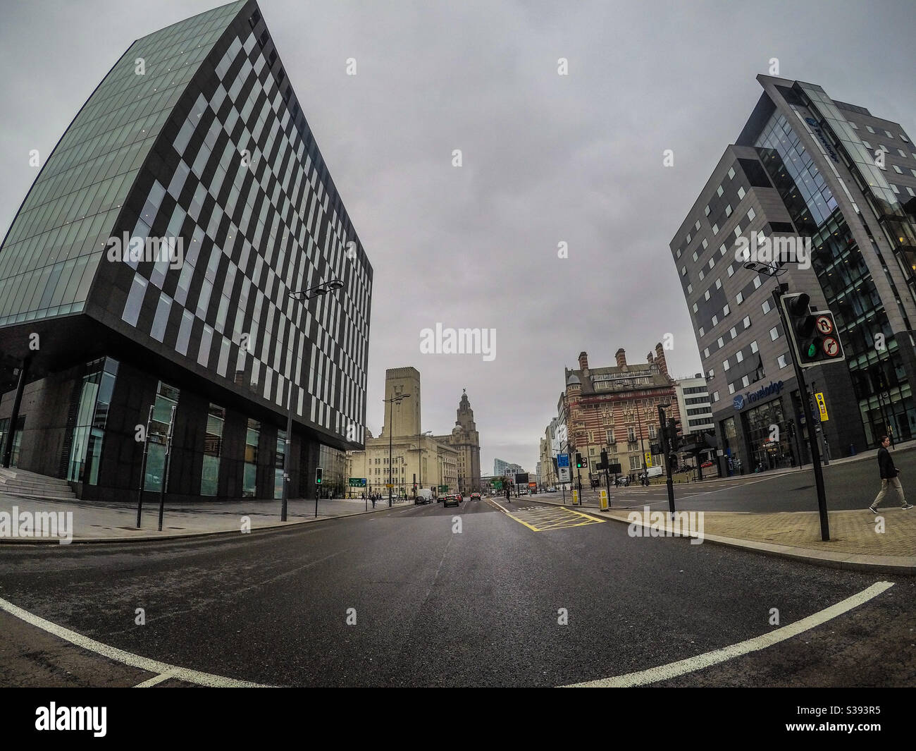 Attraversare la strada nel centro di Liverpool. Presa in fisheye con una fotocamera GoPro Foto Stock