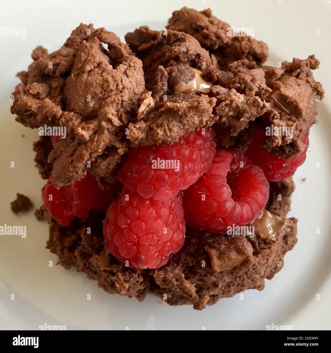 Cono di cioccolato con lamponi Foto Stock