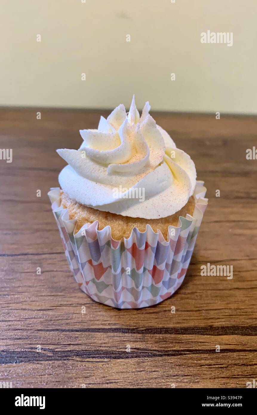 Cupcake, burro, panna, glassa, vaniglia, festa, celebrazione, torta, panetteria, forno, piping - Immagine stock catturata con smartphone