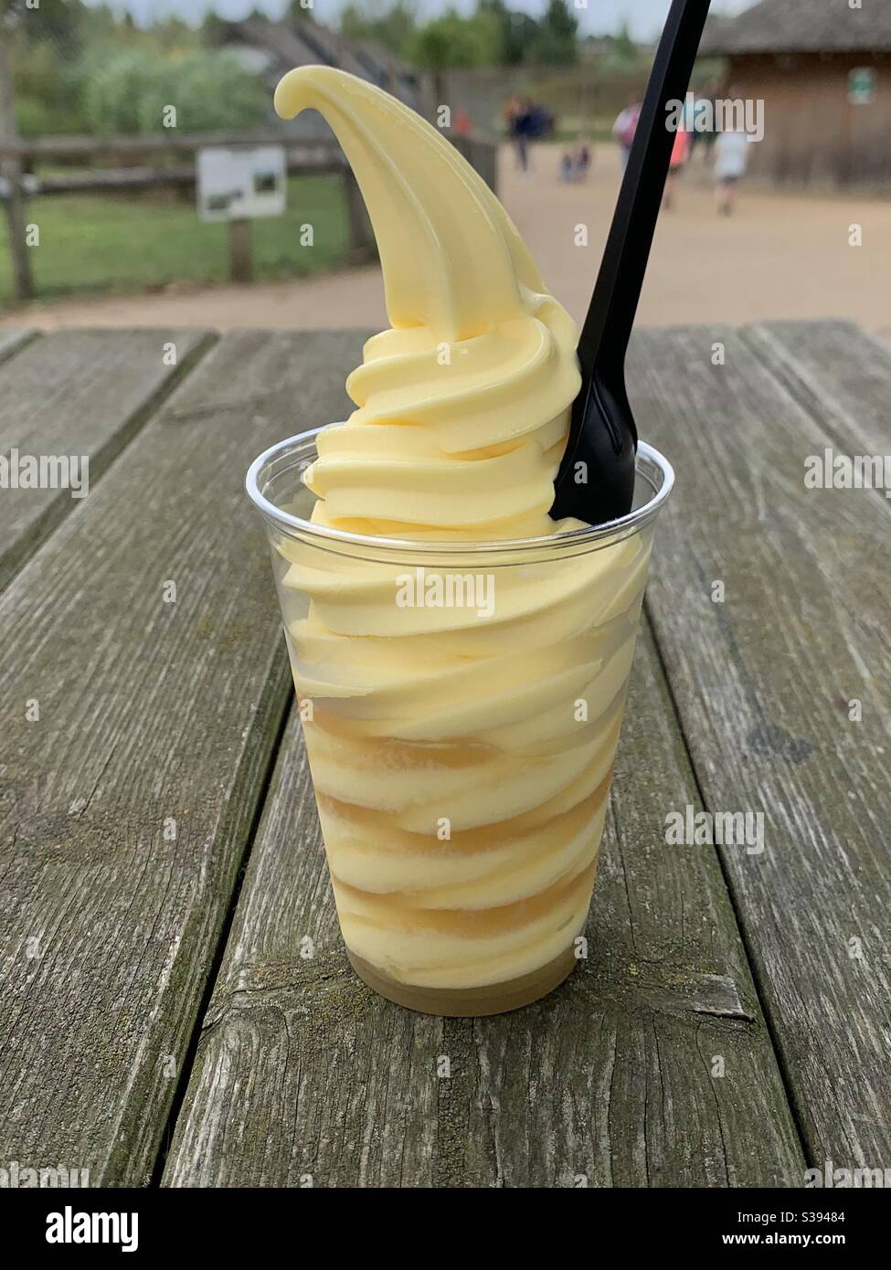 Frusta dole galleggiante. Frusta di ananas. Dolce vegano. Disneyland Disney - Immagine stock catturata con smartphone