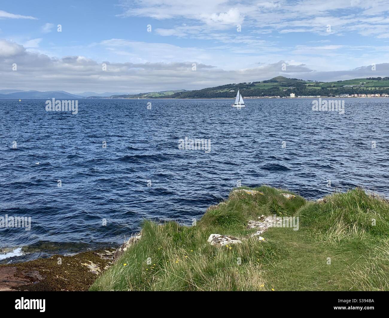 Una barca a vela sul Firth di Clyde. (Foto tratta dall'Isola di Cumbrae) Foto Stock