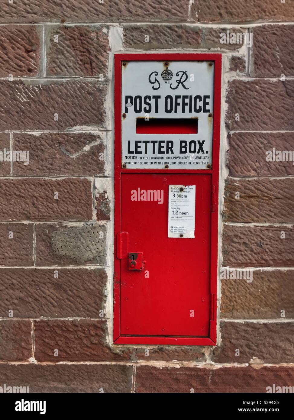 Casella postale del vecchio Regno Unito posta posta posta posta posta posta casella di lettere impostato in mattoni muro dal regno di George V. Foto Stock