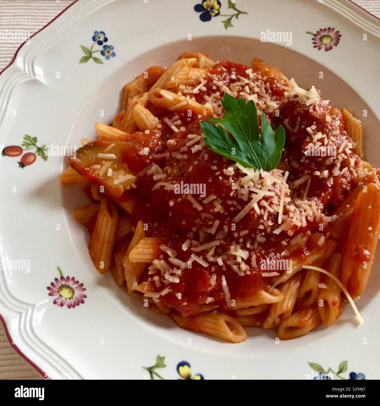 Mini Penne Pasta con polpette fatte in casa e salsa di pomodoro domenicale Foto Stock