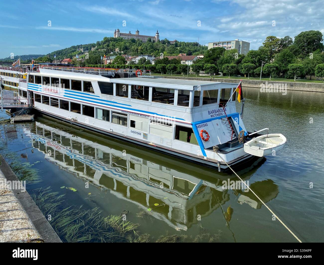 Barca sul fiume meno a Würzburg con vista sulla fortezza di Marienberg. - Immagine stock catturata con smartphone