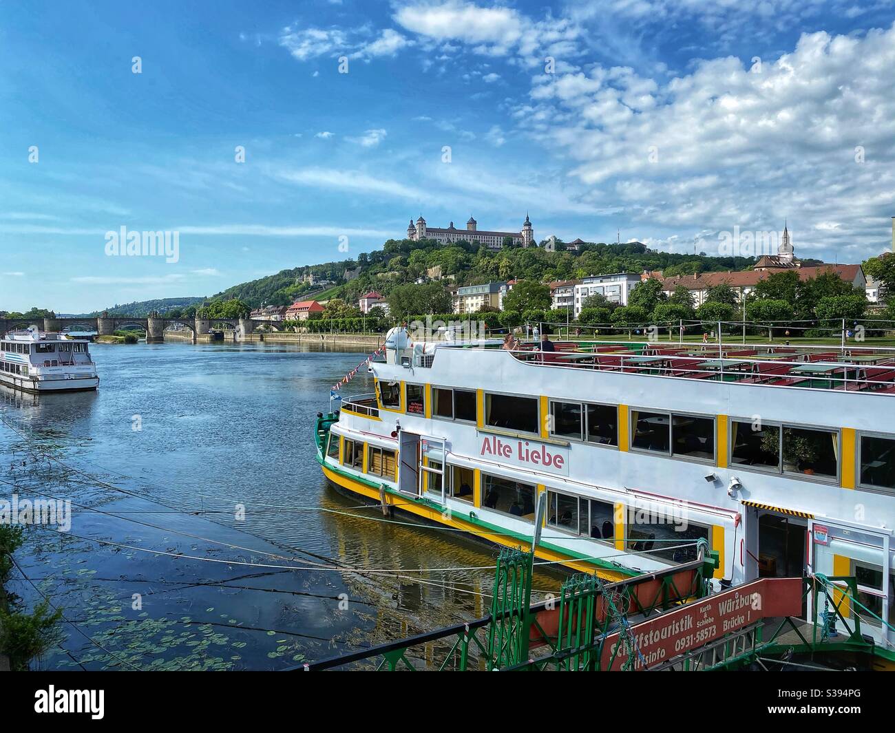 Sali a bordo di una barca a Würzburg sul fiume meno con vista sulla fortezza di Marienberg. - Immagine stock catturata con smartphone