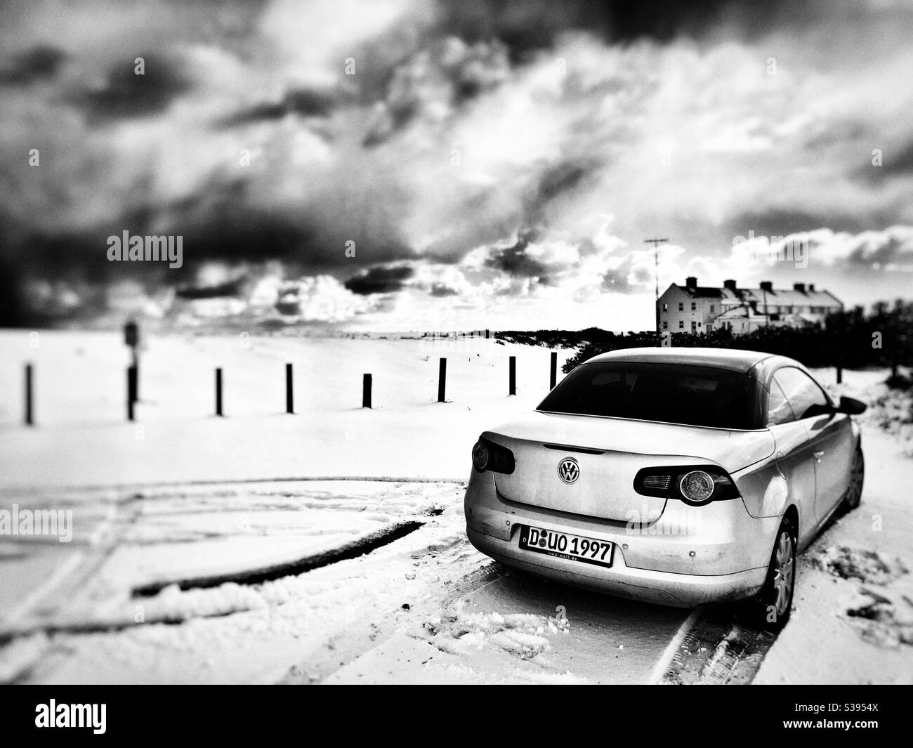 Parcheggio auto nel parcheggio coperto di neve - Immagine stock catturata con smartphone