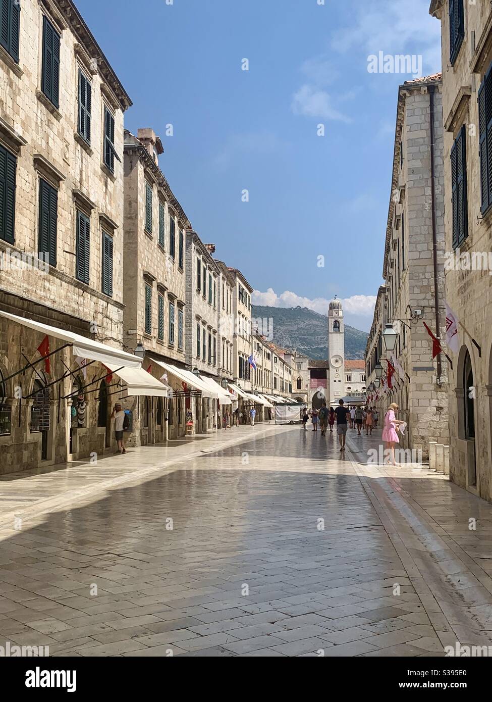 Vista lungo la strada principale della città vecchia di Dubrovnik - Immagine stock catturata con smartphone