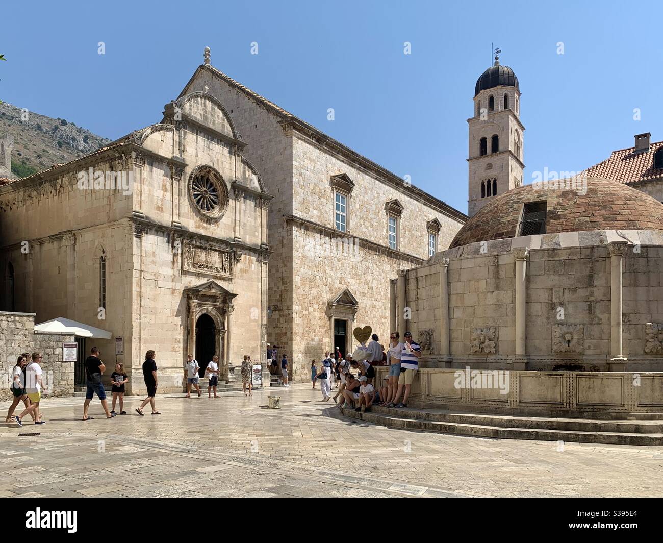 La piazza principale e la fontana della città vecchia di Dubrovnik - Immagine stock catturata con smartphone