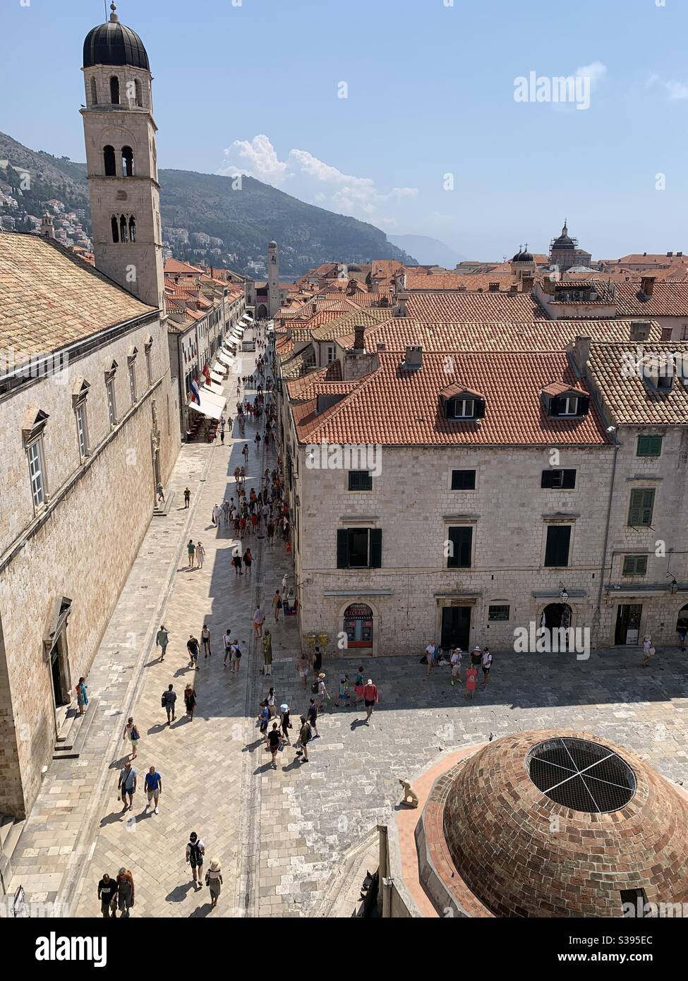 Vista dalle mura della città sulla città vecchia di Dubrovnik Foto Stock