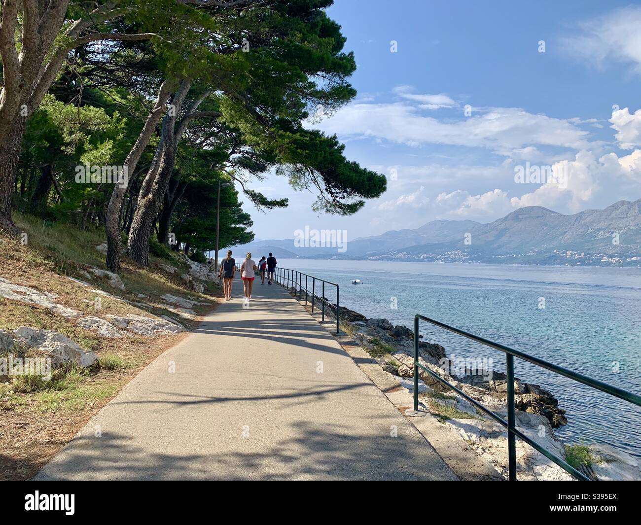 Passeggiata in pietra lungo la costa di cavtat Croazia - Immagine stock catturata con smartphone