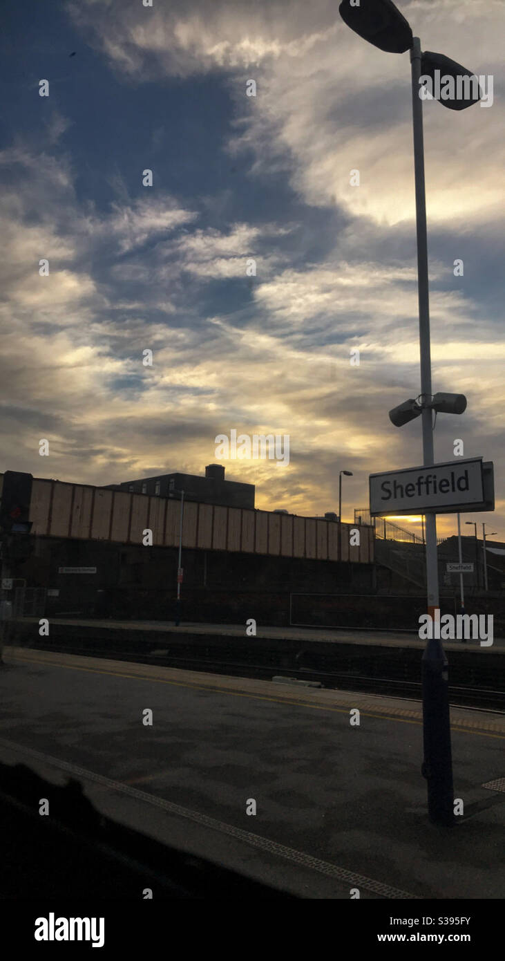 Tramonto alla stazione ferroviaria di Sheffield Foto Stock