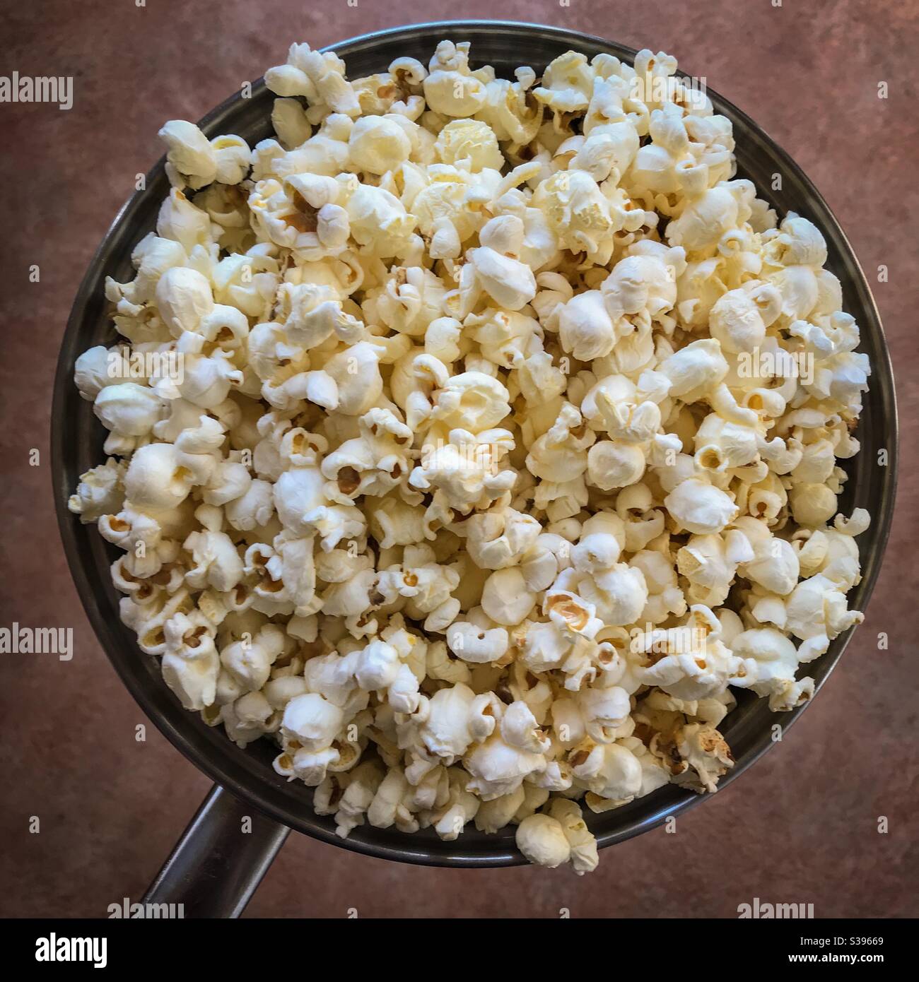 Pentola piena di popcorn Foto Stock