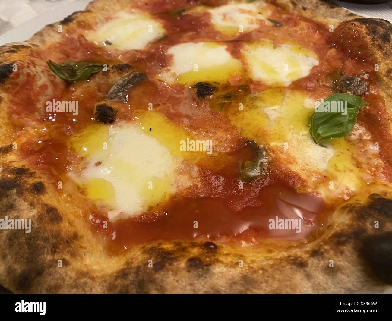 Vista da vicino su una pizza con mozzarella di bufala Foto Stock