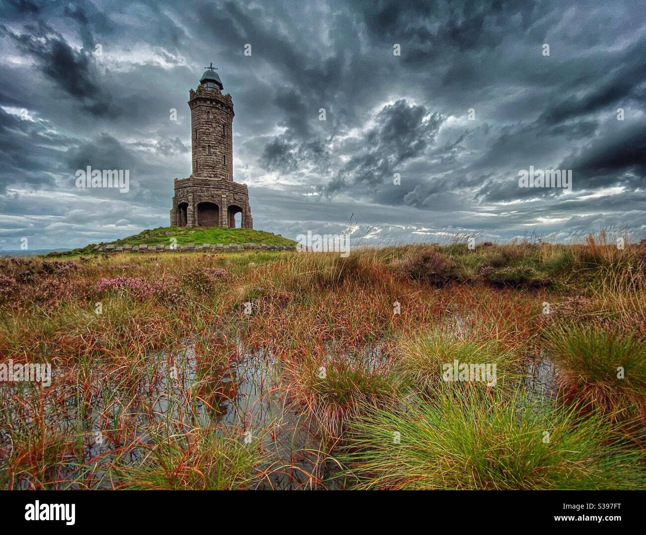 Jubilee Tower (conosciuto anche come Rocket) Su Darwen Moor sopra Blackburn in Lancashire su una tempesta giorno Foto Stock