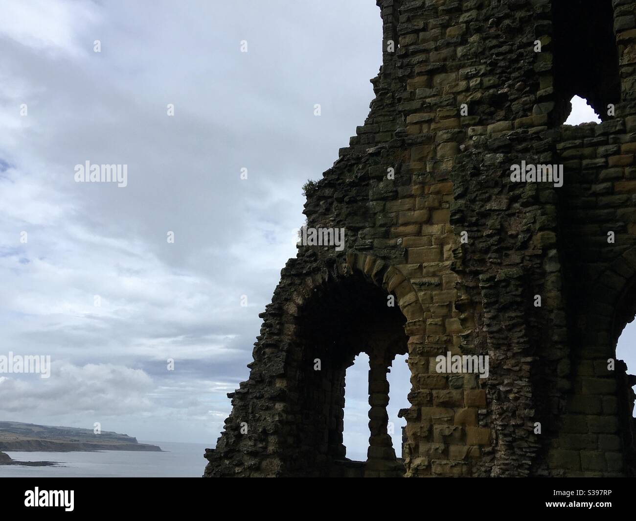 La rovina del Castello di Scarborough sulla costa dello Yorkshire - Immagine stock catturata con smartphone
