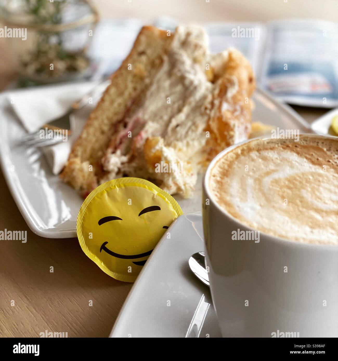 Caffè, torta e oca. - Immagine stock catturata con smartphone