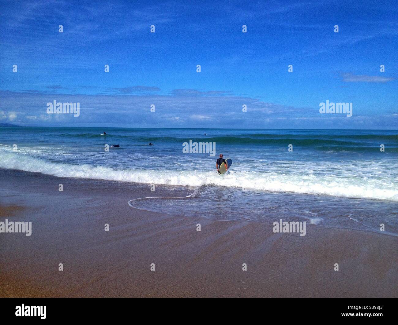 Sessione di surf a Bidart, Pirenei Atlantici, Francia Foto Stock