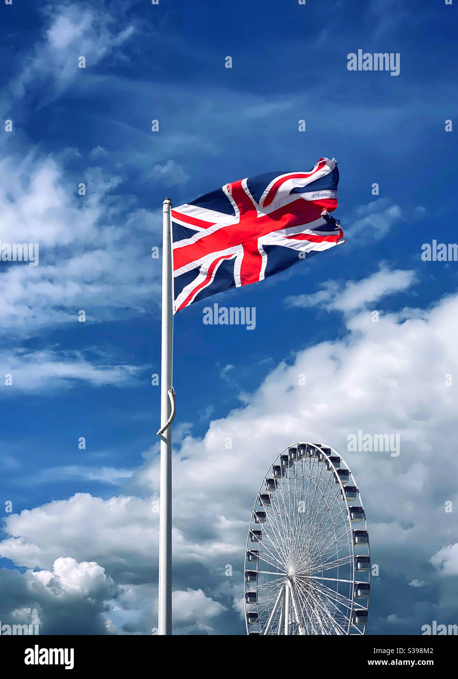 L'Union Jack Flag si batte in una parte ventosa del Regno Unito. Spazio per la copia. Credito fotografico - ©️ COLIN HOSKINS. Foto Stock