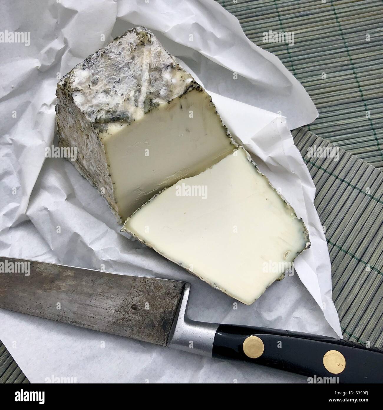 Fetta di formaggio di capra francese a forma di piramide. Foto Stock